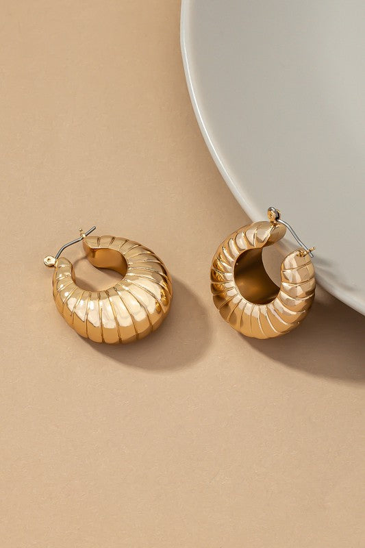 Clam Shell Pattern Hoop Earrings